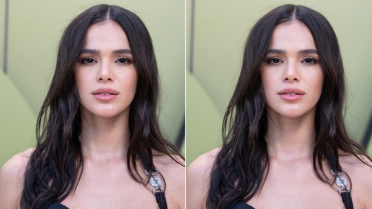 Bruna Marquezine usa look preto de barriga de fora em desfile da Versace em Hollywood; fotos