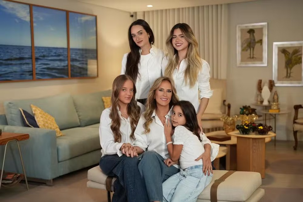 Helô Pinheiro com as netas Rafaella Justus, Bruna Pinheiro, Lolle Pinheiro e Manuella Tralli — Foto: Divulgação