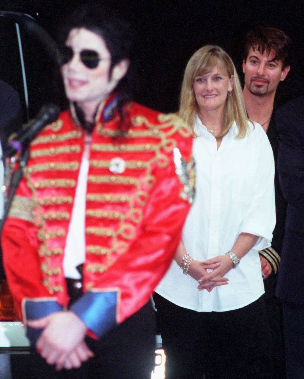 Michael Jackson (1958-2009) e Debbie Rowe em 1997 — Foto: Getty Images