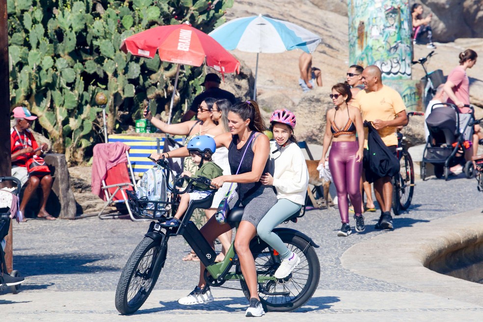 Daniella Sarahyba anda de bicicleta com os tr&ecirc;s filhos no Rio &mdash; Foto: J C Pereira/AgNews
