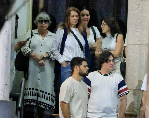 Familiares e amigos vão à missa de sétimo dia do ator João Rebello