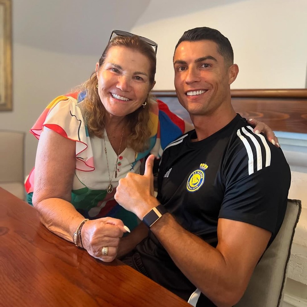 Cristiano Ronaldo com a mãe, Dolores — Foto: Reprodução/Instagram