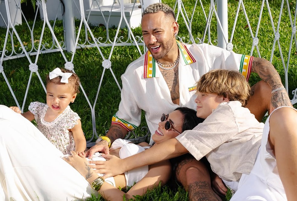 Bruna Biancardi e Neymar fazem chá revelação para descobrir sexo de segundo filho — Foto: Reprodução/Instagram