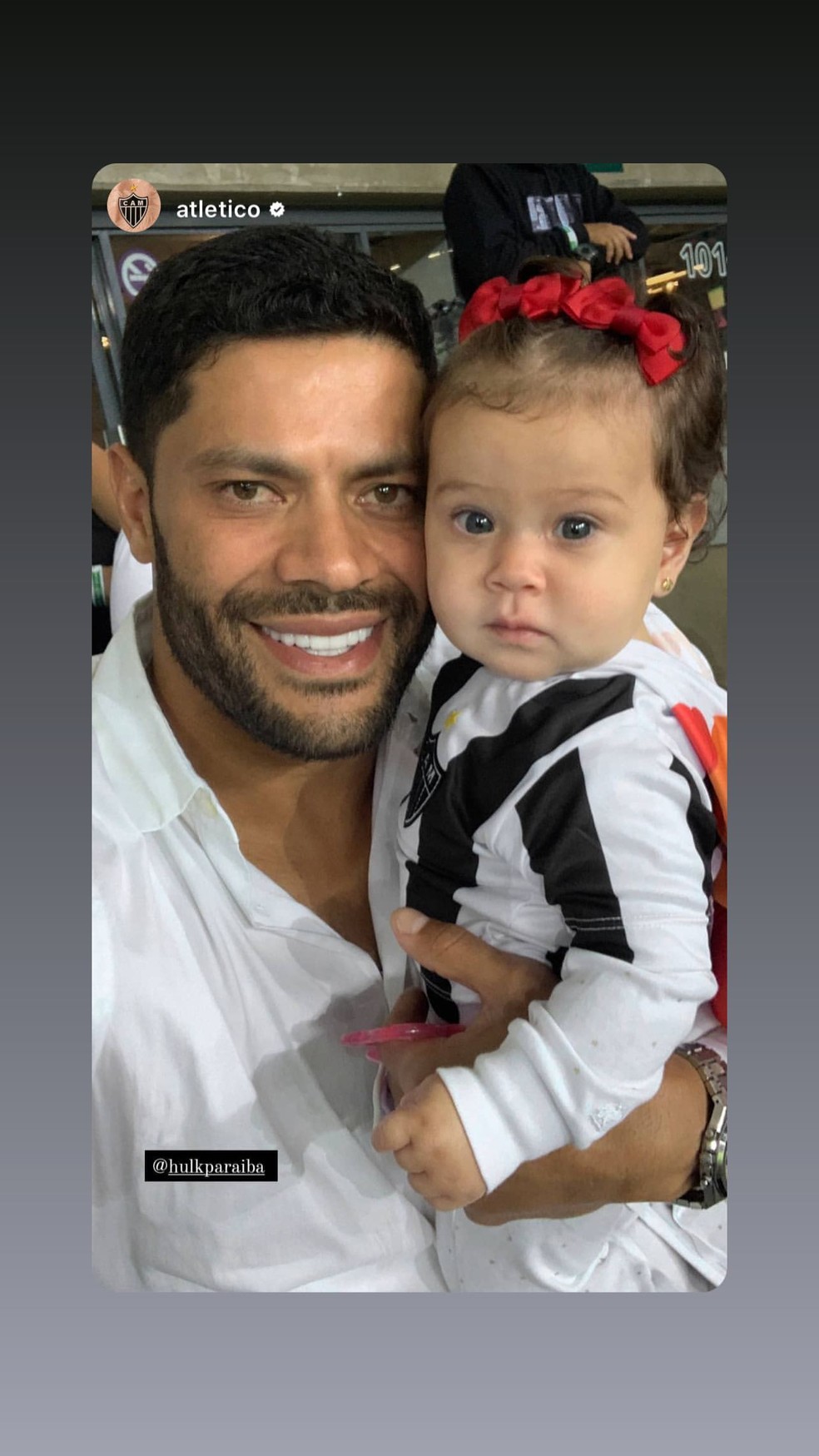 Hulk e a filha, Zaya, em jogo do Atlético Mineiro — Foto: Reprodução/Instagram