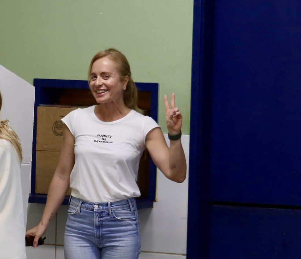 Angélica e Carolina Dieckmmann votam juntas no Rio — Foto: Dilson Silva / Agnews