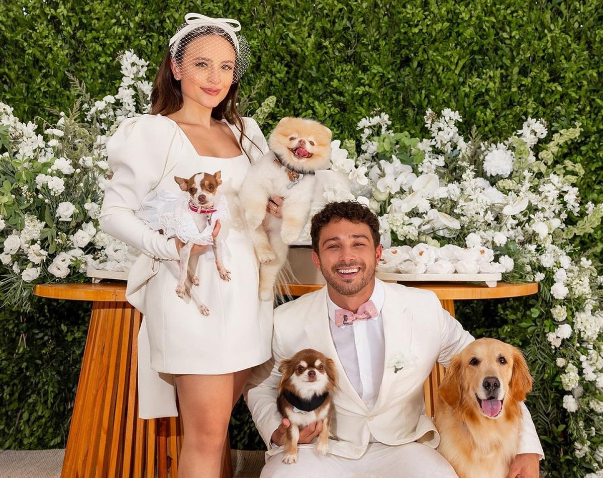 Larissa Manoela e André Luiz Frambach posam com cachorros em álbum de casamento