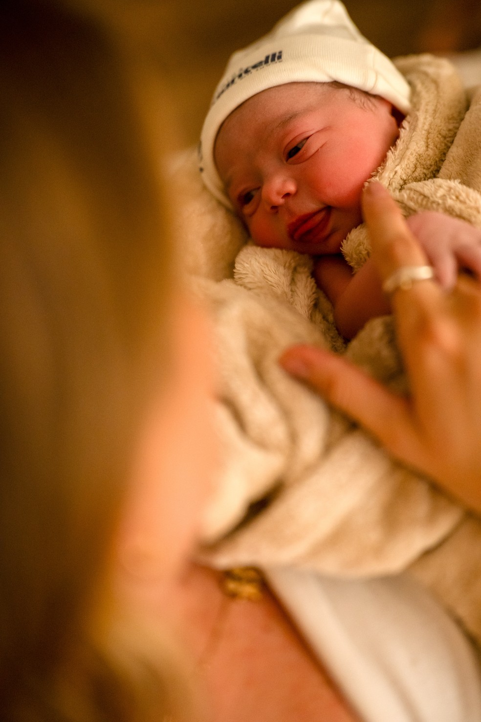 Karoline Kleine com a filha recém-nascida, Esther, nos braços — Foto: Pedro Sabino