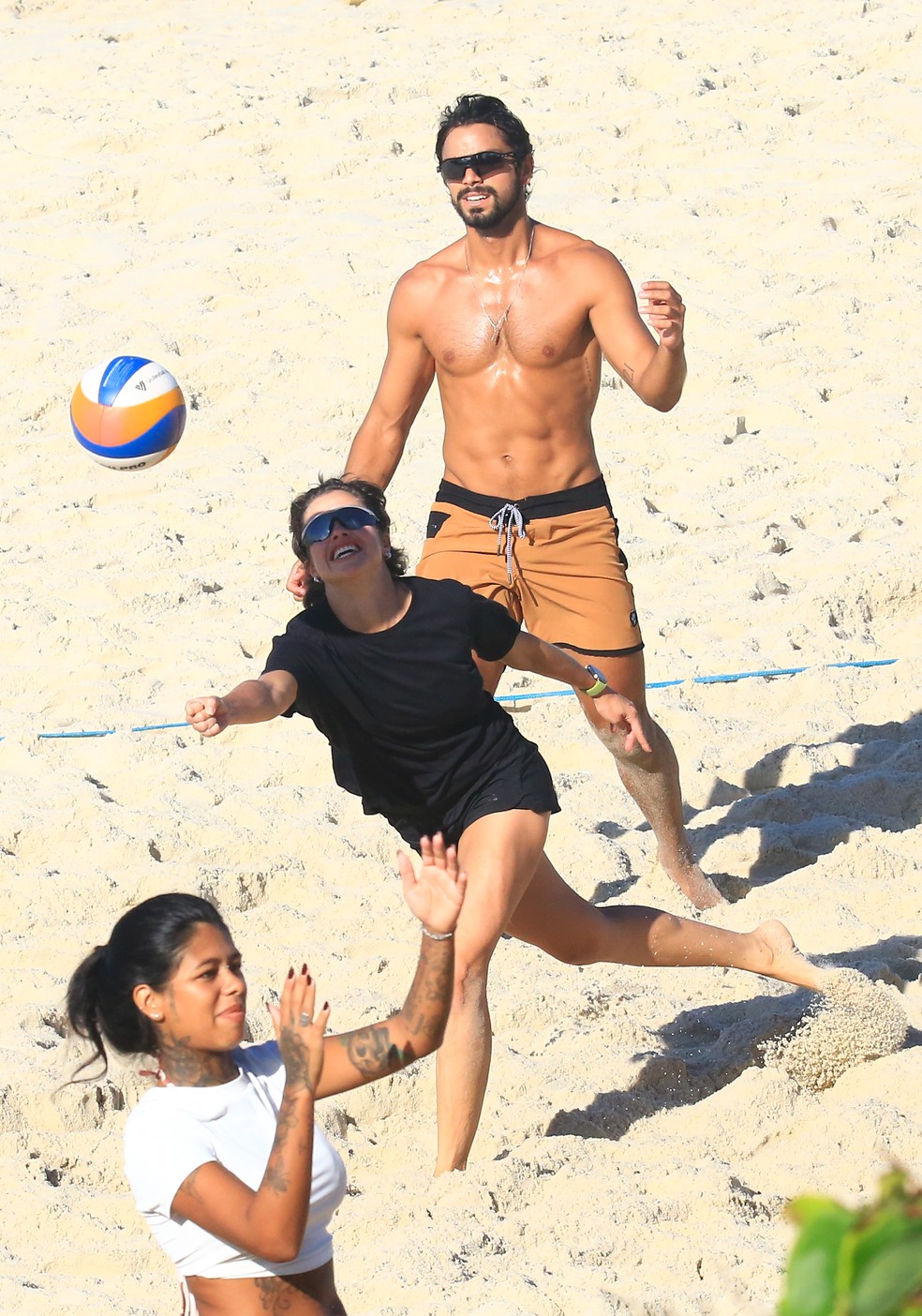 Agatha Moreira e Rodrigo Simas jogam vôlei na Praia da Barra da Tijuca — Foto: Fabrício Pioyani/AgNews
