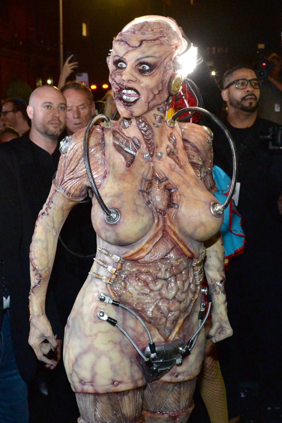 Heidi Klum vira alien comedor de carne para o Halloween de 2019 — Foto: Getty Images