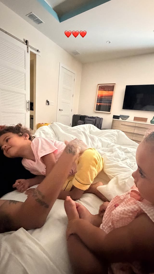 Bruna Biancardi mostra Neymar agarradinho às filhas após negar ‘festão’ de Mel