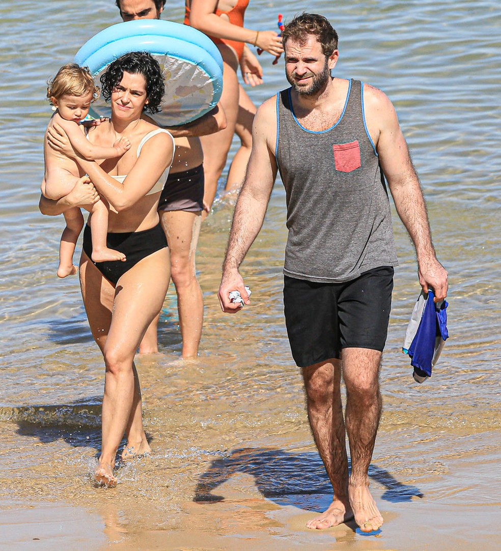 Maria Flor curte praia com o filho, Vicente, e o marido, Emanuel Aragão — Foto: Julio Cesar/AgNews