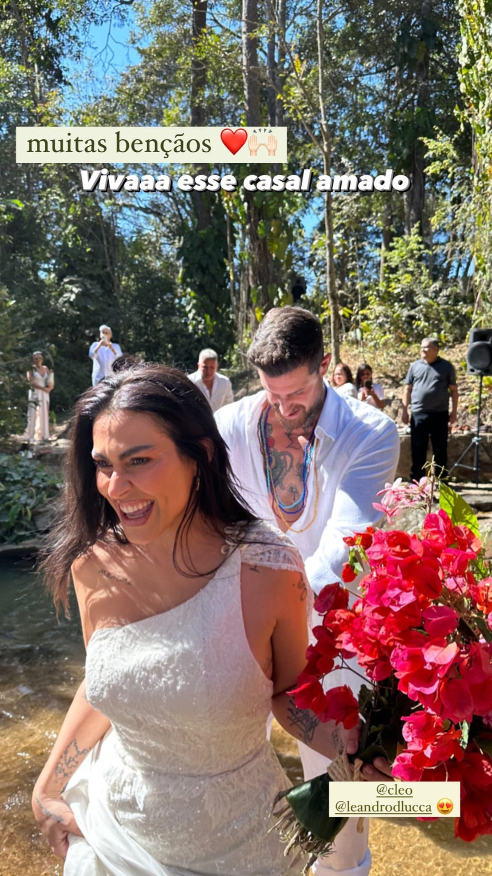 Em cachoeira, Cleo e Leandro Dlucca se casam novamente — Foto: Instagram