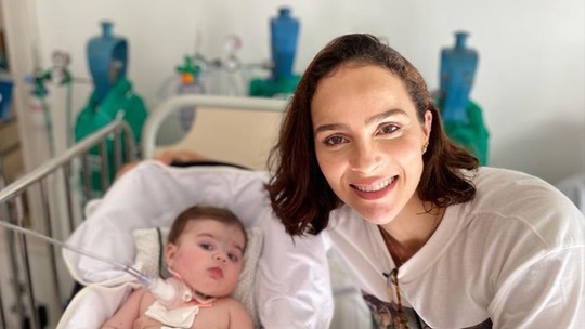 Letícia Cazarré faz curso para aprender a cuidar melhor da filha Maria Guilhermina