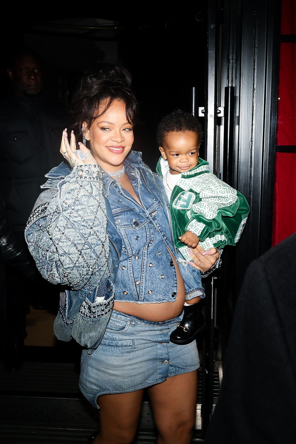 Rihanna está com o filho em Paris — Foto: The Grosby Group