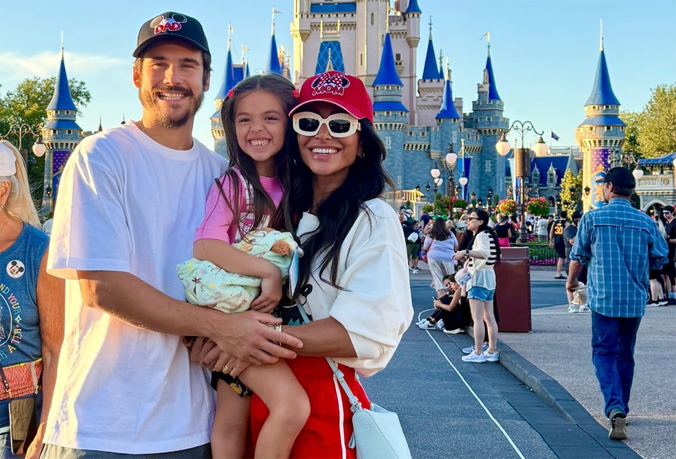 Sabrina Sato e Nicolas Prattes curtem Disney com Zoe — Foto: Reprodução/Instagram