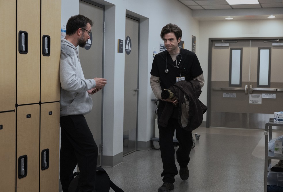 Noah Wyle e Patrick Ball em cena da terceira temporada de 'The Pitt' — Foto: Divulgação/HBO Max
