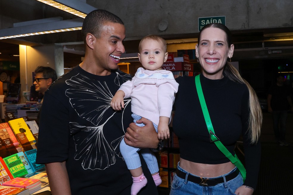 Thiago Oliveira faz aparição rara com a esposa e a filha ao prestigiar ...