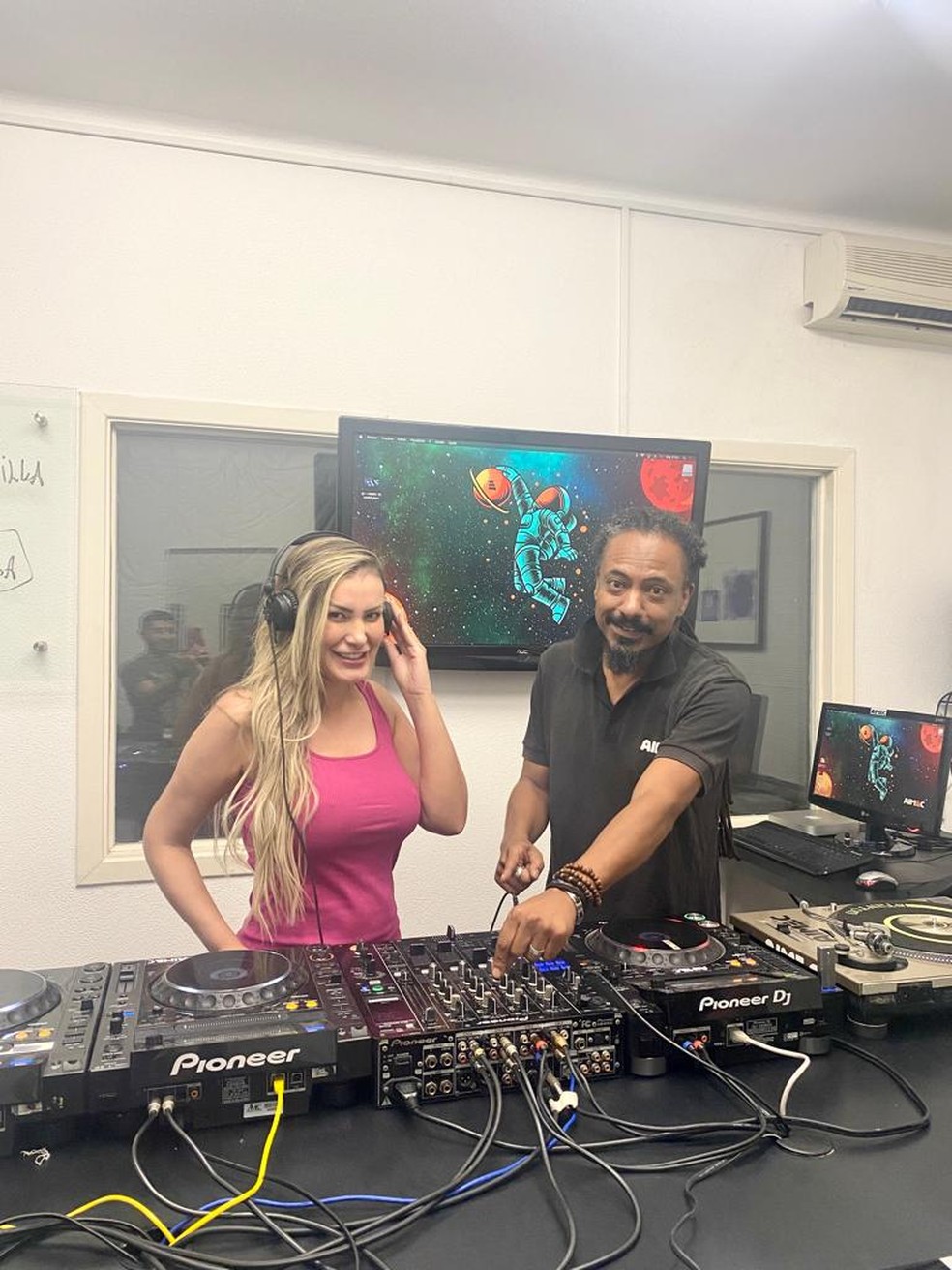 Andressa Urach (na foto com o professor Alexander Avilla) começa a ter aulas para ser DJ — Foto: Arquivo pessoal