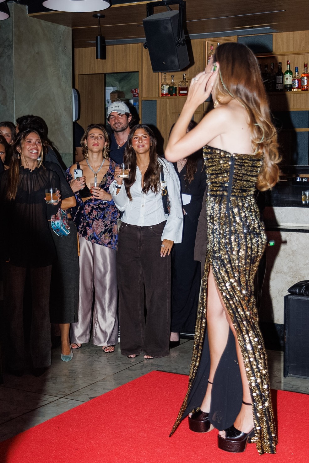 Recém-casados, Conor Kennedy tieta Giulia Be em show — Foto: Clayton Felizardo/Brazilnews