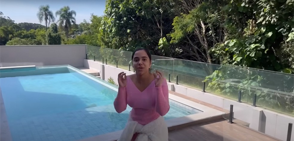 Mariely Santos e André Santis mostram mansão do casal — Foto: Reprodução/YouTube