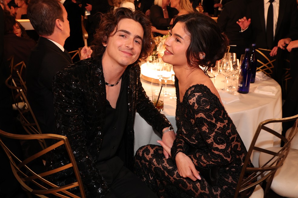 Kylie Jenner e Timothée Chalamet no Globo de Ouro 2024 — Foto: Getty Images