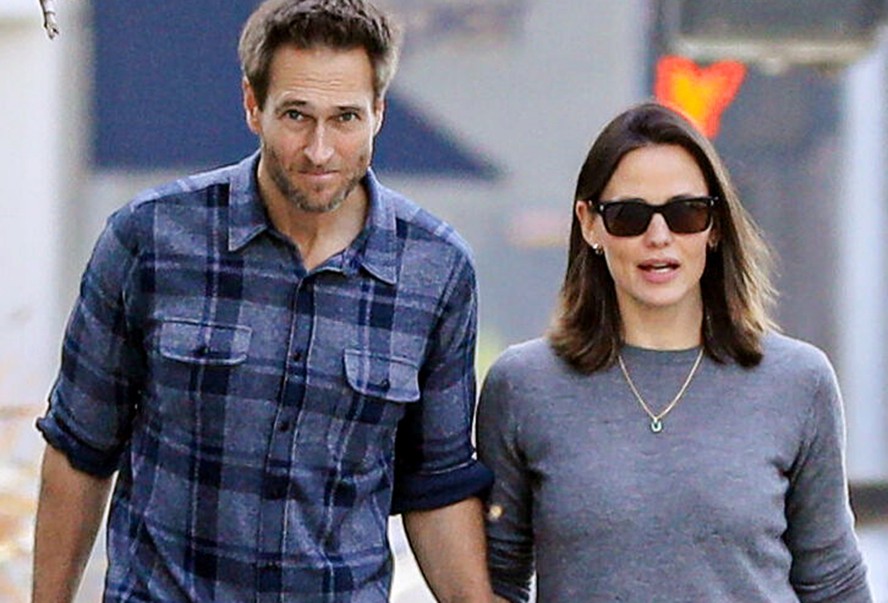 Jennifer Garner faz rara aparição de mãos dadas com o namorado