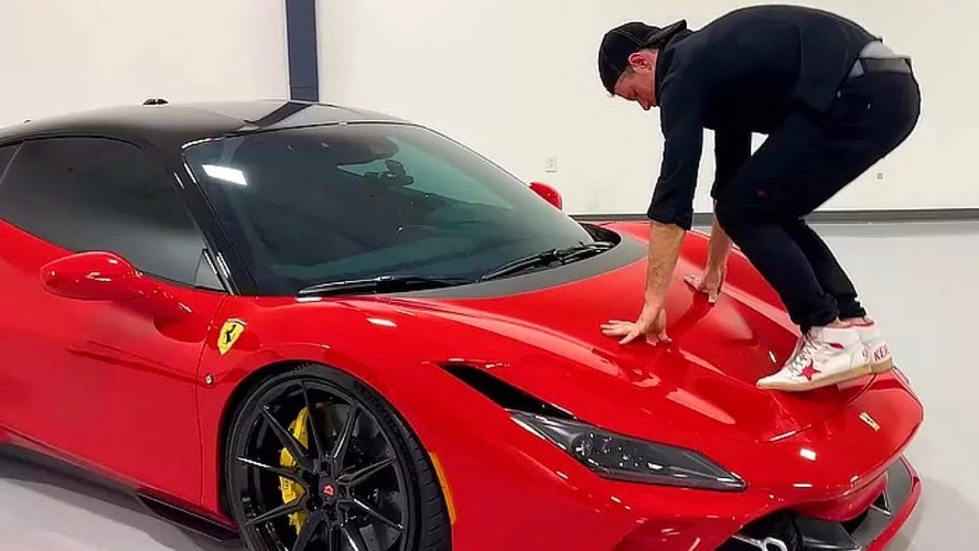 Influencer Whistlin Diesel compra Ferrari de mais de R$ 2 milhões só para destruí-la