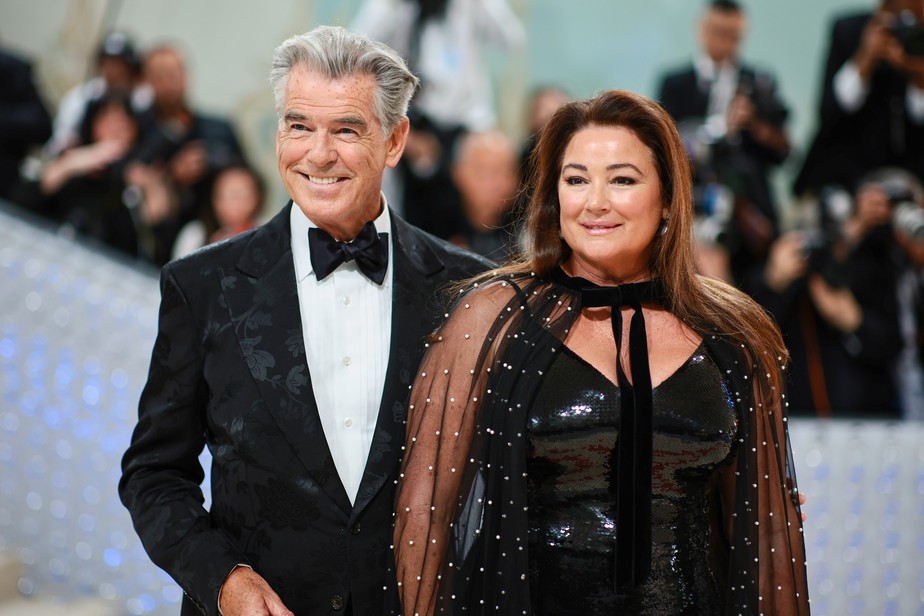 Pierce Brosnan brilha no red carpet do MET Gala 2023 com a mulher