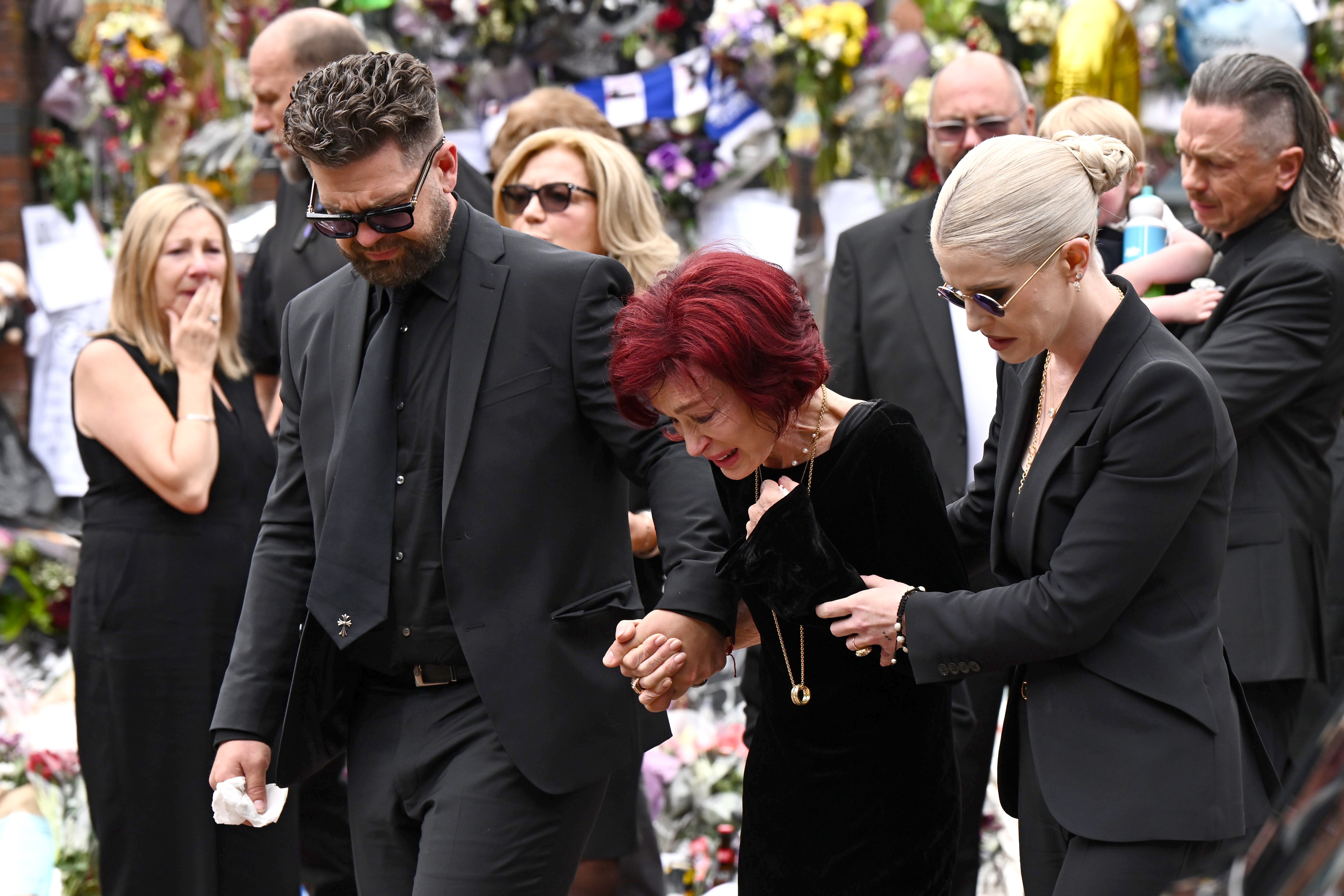 Sharon Osbourne diz que visita o túmulo de Ozzy todos os dias e explica escolha do local - Foto
