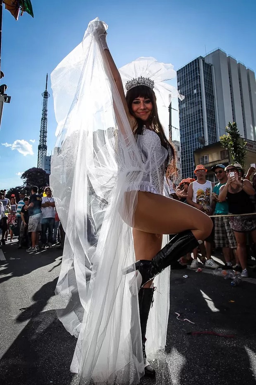 Alessandra Negrini, como noiva, no bloco do Acadêmicos do Baixo Augusta no Carnaval 2016 — Foto: Raphael Castello/AgNews