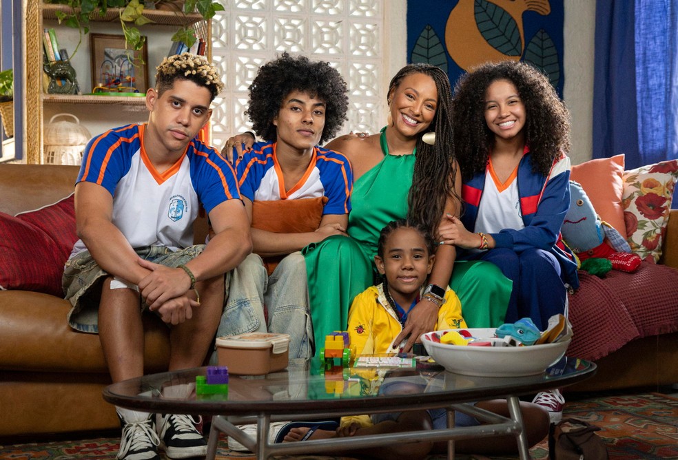 'Por Você'. Da esquerda para direita: Peixe (Cauê Campos), Ítalo (Fabrício Assis), Bela (Sheron Menezzes), Samuca (Kadu Spinola) e Glorinha (Laura Luz) — Foto: Globo/ Manoella Mello