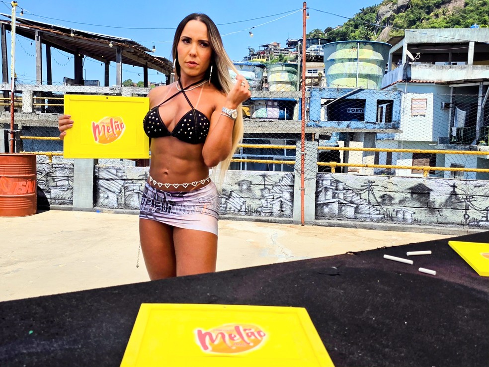 Renata Frisson, a Mulher Melão, é convidada especial de Deborah Secco para gravação no Vidigal — Foto: Daniel Delmiro/AgNews