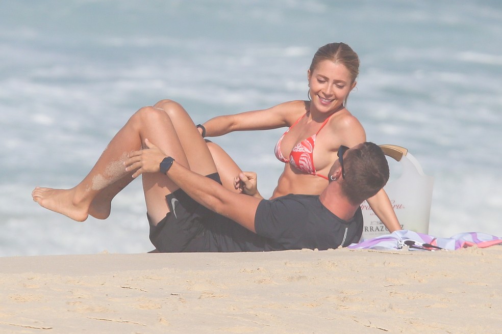 Jade Picon e André Lamoglia trocam carinhos em praia carioca; fotos