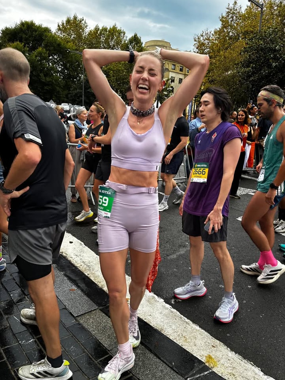 Amber Heard comemora primeira meia-maratona na Espanha — Foto: Reprodução/Instagram
