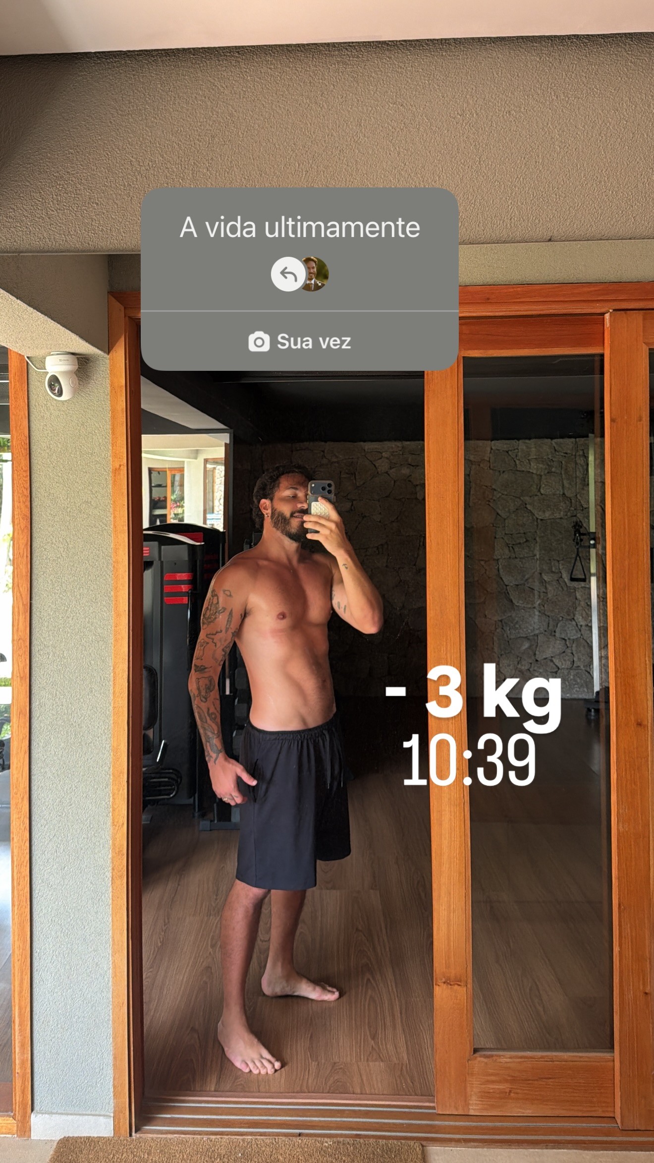 Eliezer revela ter perdido mais 3 kg e exibe shape em selfie na academia - Foto