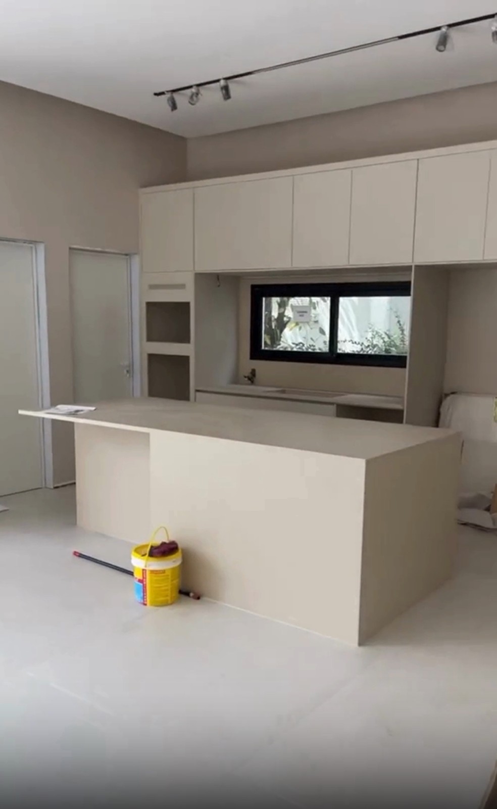 Cozinha da mansão de Jonas Sulzbach e Mari Gonzalez — Foto: Reprodução/Instagram