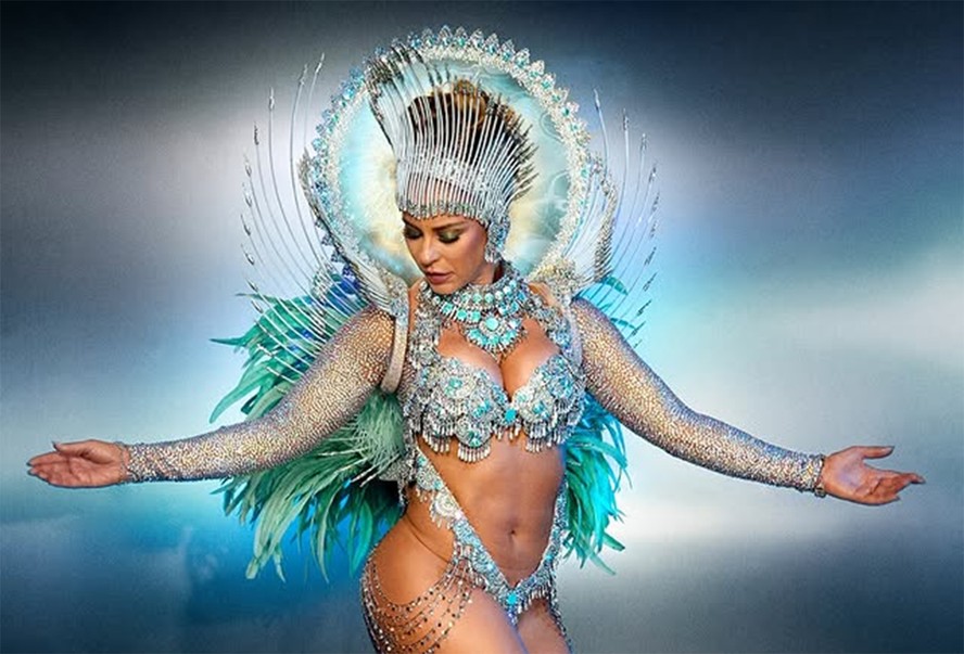Paolla Oliveira faz último desfile como rainha de bateria da Grande Rio