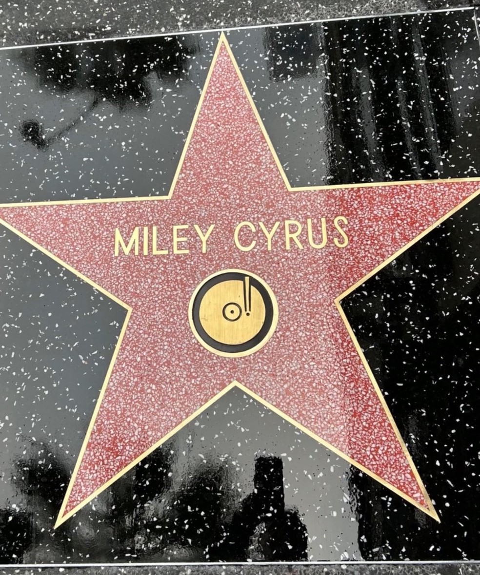 Estrela de Miley Cyrus na Cal&ccedil;ada da Fama &mdash; Foto: Reprodu&ccedil;&atilde;o/X (@hqmileynow)