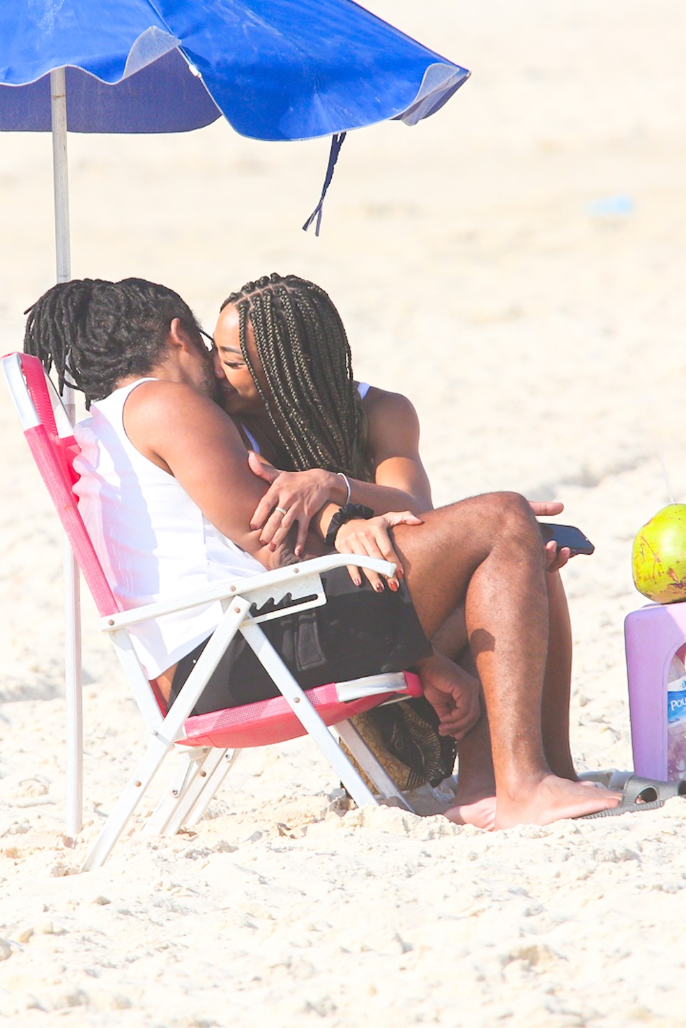 Aline Patriarca e Diogo Almeida v&atilde;o &agrave; praia no Rio &mdash; Foto: Dilson Silva / Agnews