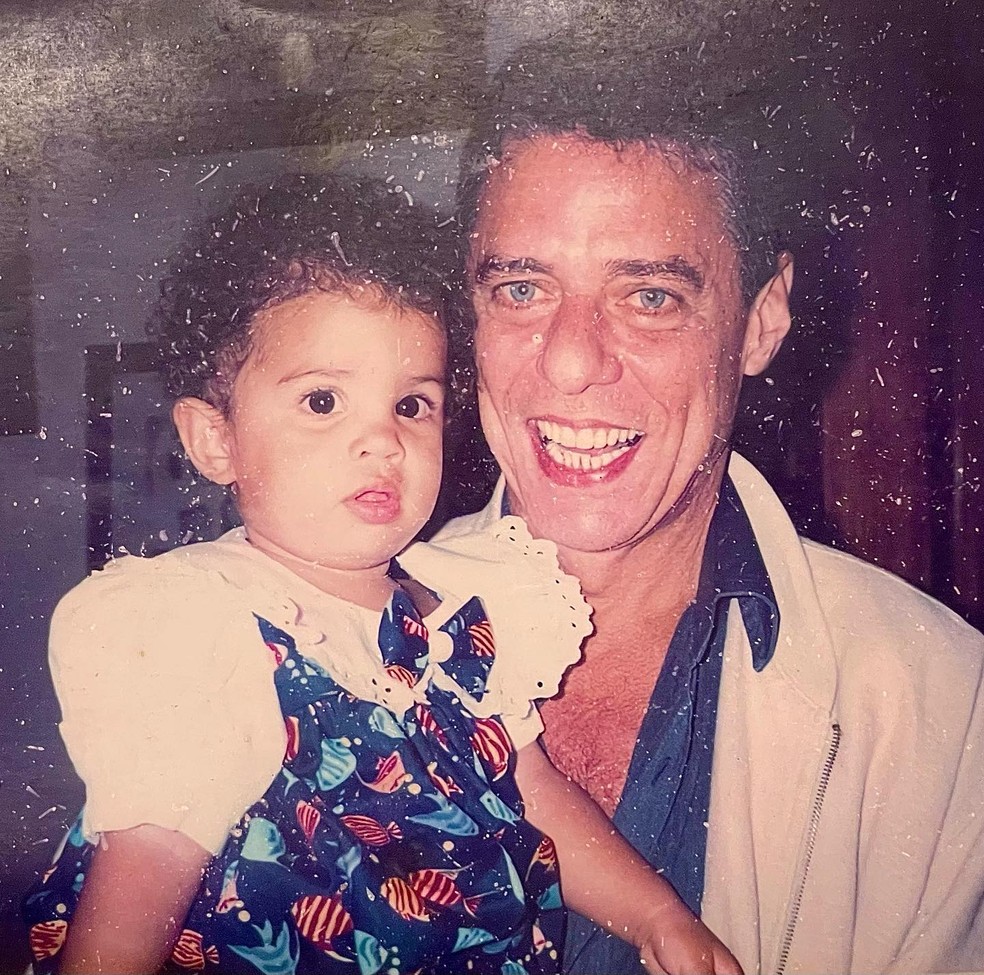 Clara Buarque homenageou Chico Buarque por seus 79 anos — Foto: Reprodução / Instagram