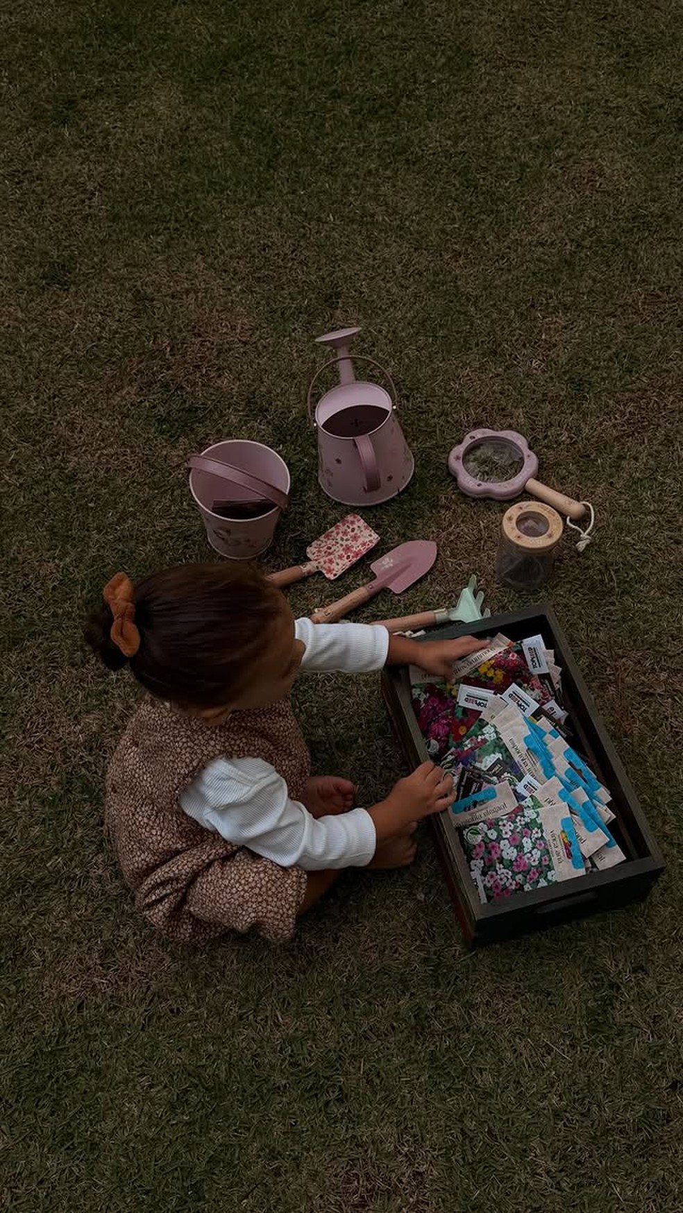 Helena, filha de Amanda Kimberlly e Neymar, brincando ao ar livre — Foto: Reprodução/Instagram