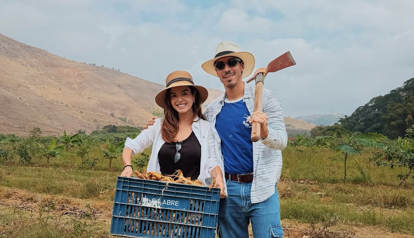 Giovanna Lancellotti e Gabriel David mostram dia de colheita em fazenda