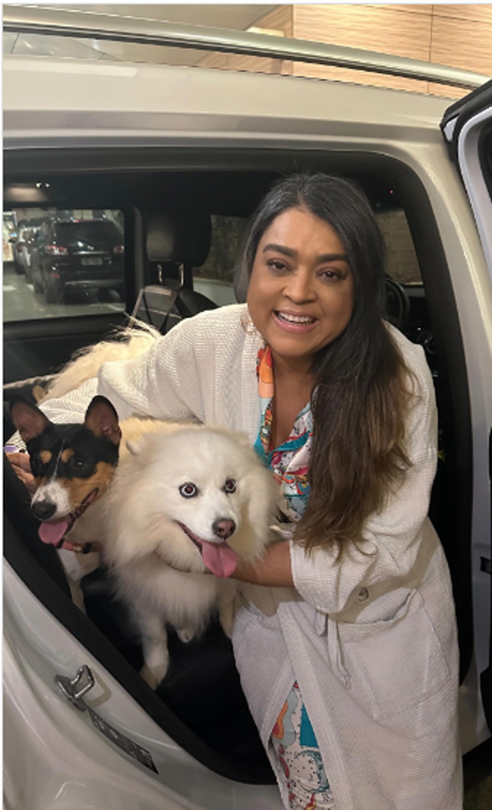 Preta Gil reencontra seus cachorros — Foto: Reprodução Instagram