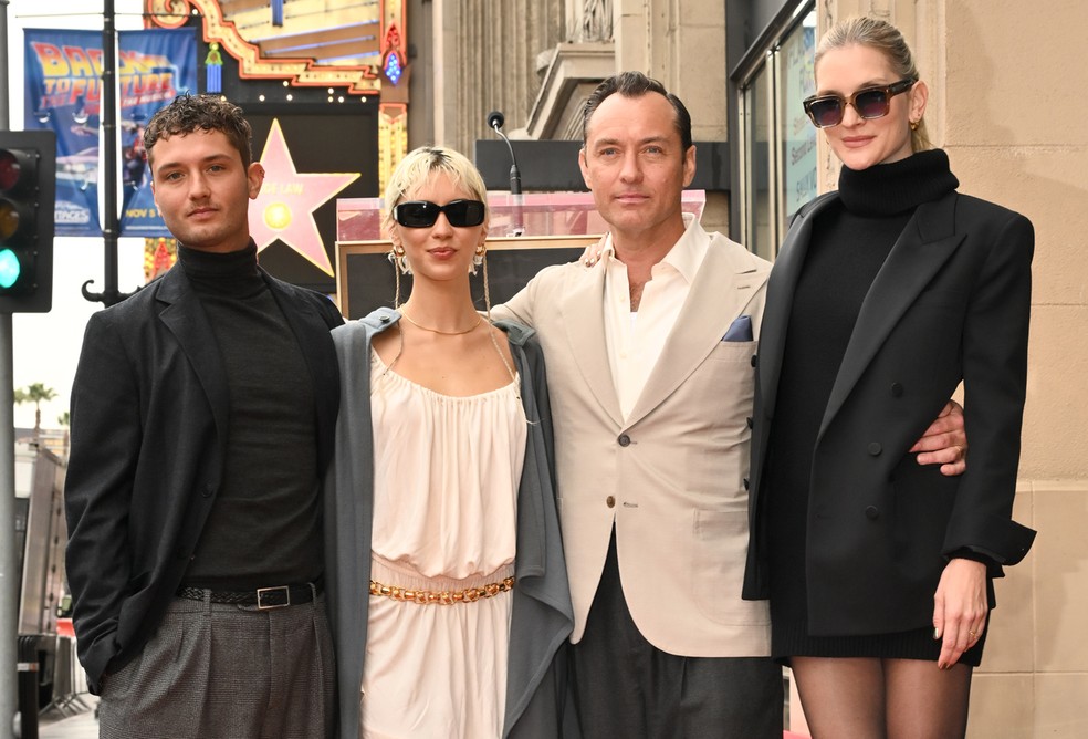 Jude Law faz aparição rara com esposa e os filhos ao receber estrela na ...