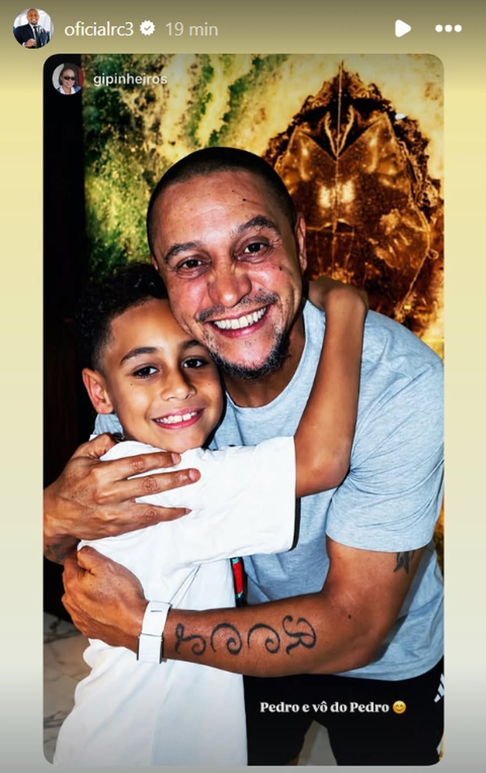 Ex-jogador Roberto Carlos com o neto — Foto: Reprodução/Instagram