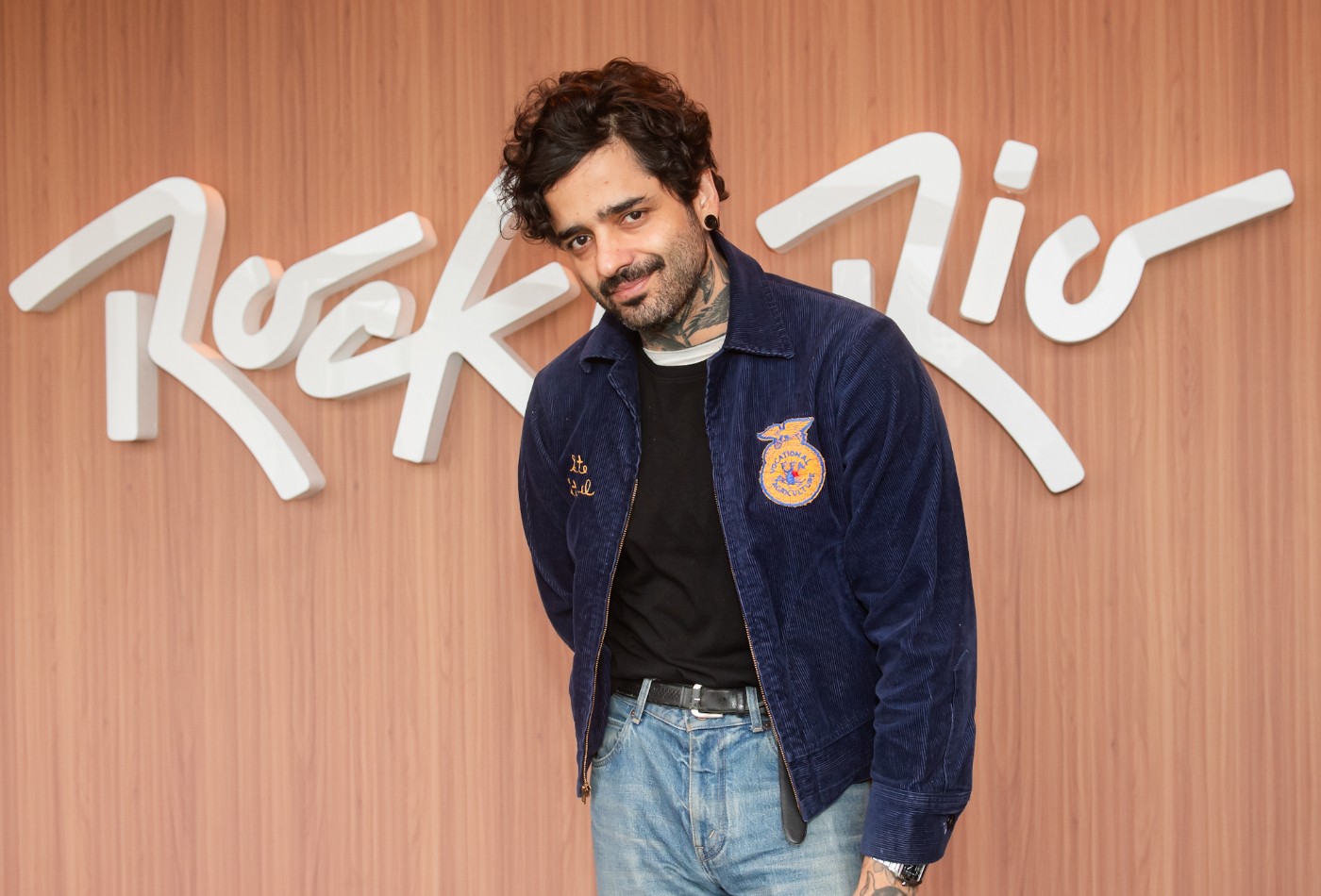 Após defesa sobre projeções do telão do Palco Mundo, Lucas Silveira, do Fresno, chega para curtir Rock in Rio