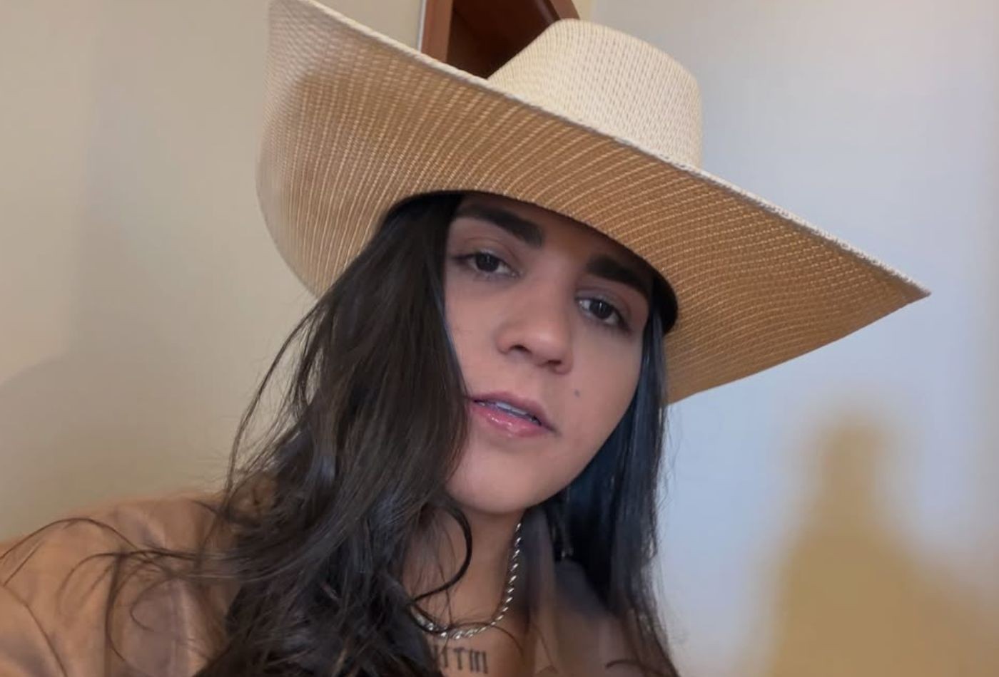 Cantora Yasmin Santos é vítima de furto e mostra carro com vidro estilhaçado