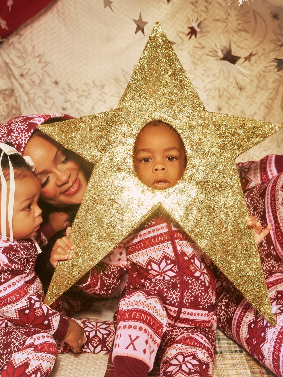 Rihanna faz ensaio natalino com os filhos — Foto: Reprodução/Instagram