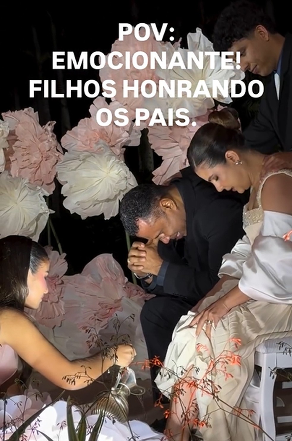 Maria Catherine lavou os pés dos pais Aline Barros e Gilmar Santos, na festa de 15 anos — Foto: Reprodução/Instagram