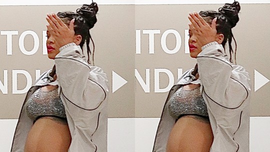 Grávida, Rihanna chama atenção com top brilhante e botão de calça aberto 